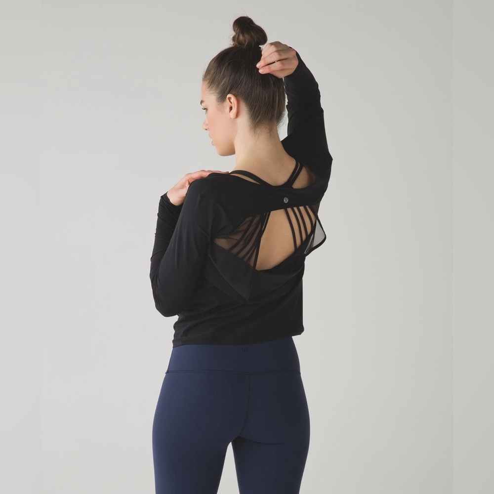 Lululemon Lifhtweight Long sleeve pullover top with cut out/mesh detail